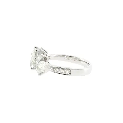 Exclusive diamond ring in the shape of a flower in white gold