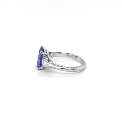 Gold Ring with Tanzanite and Diamonds