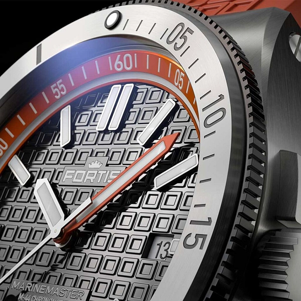 Fortis Marinemaster M-44 Amber Orange on Horizon F8120013