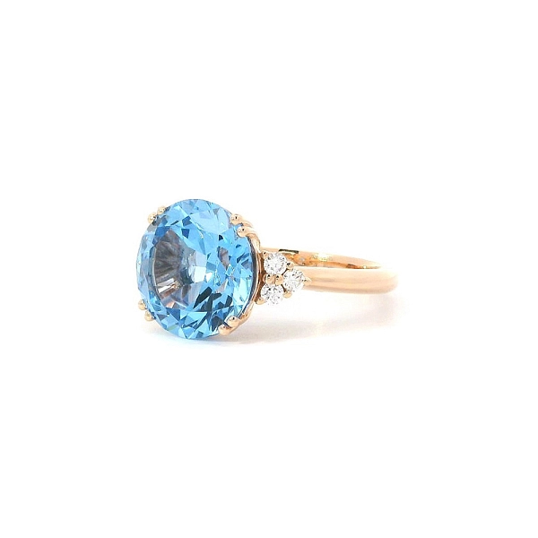 Luxury Ring with Blue Topaz and Diamonds in Rose Gold