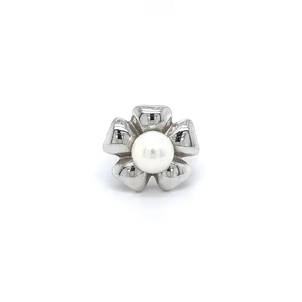 Elegant white gold ring with pearl