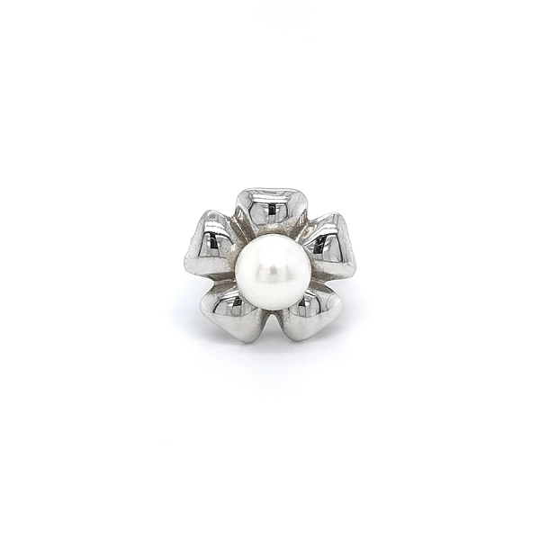 Elegant white gold ring with pearl