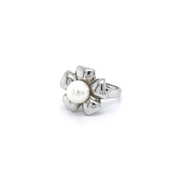 Elegant white gold ring with pearl