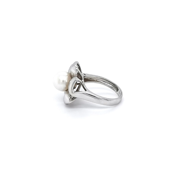 Elegant white gold ring with pearl