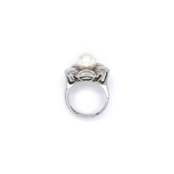 Elegant white gold ring with pearl