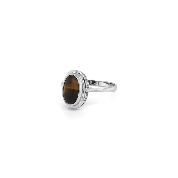 Elegant white gold ring with tiger’s eye