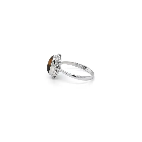 Elegant white gold ring with tiger’s eye