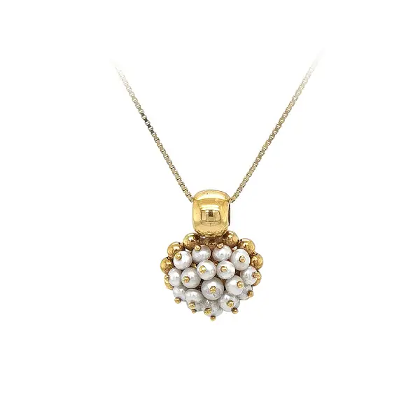 Stylish pendant with classic white pearls