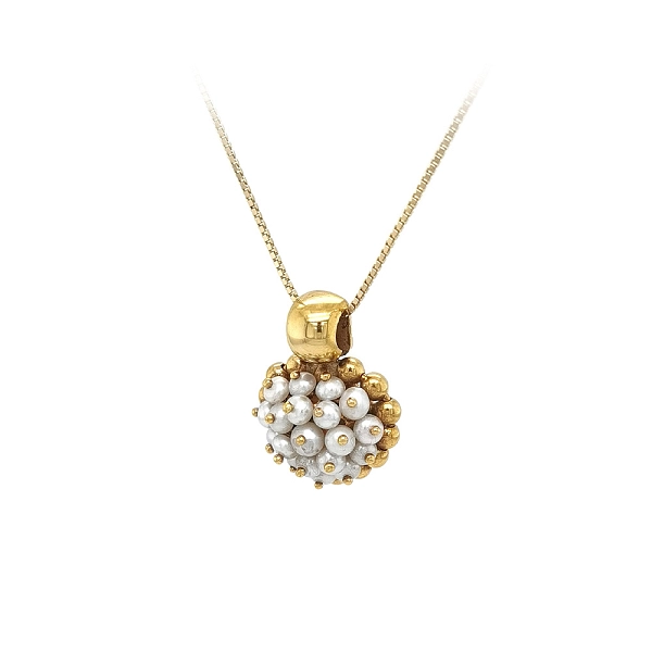 Stylish pendant with classic white pearls