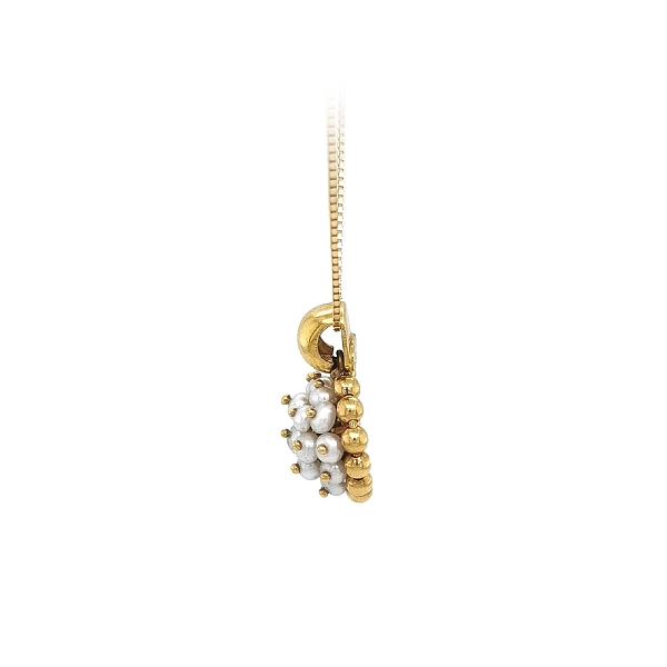 Stylish pendant with classic white pearls