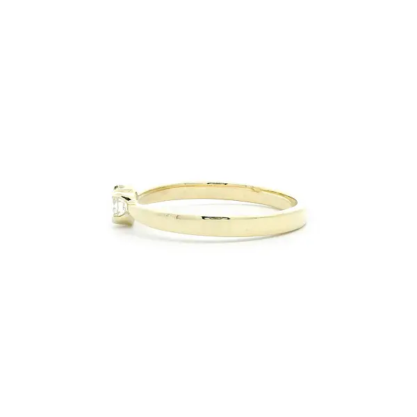 Minimalist Yellow Gold Engagement Ring with Diamond