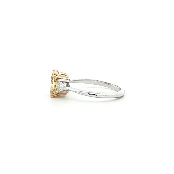 18kt Gold Ring with Fancy Yellow Diamond