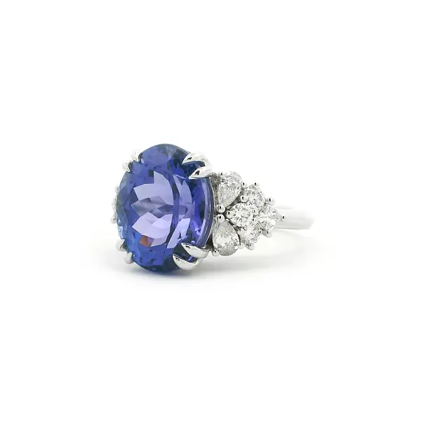 White Gold Ring with Oval Tanzanite and Diamond Accents