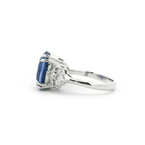 White Gold Ring with Oval Tanzanite and Diamond Accents