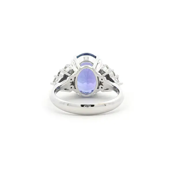 White Gold Ring with Oval Tanzanite and Diamond Accents