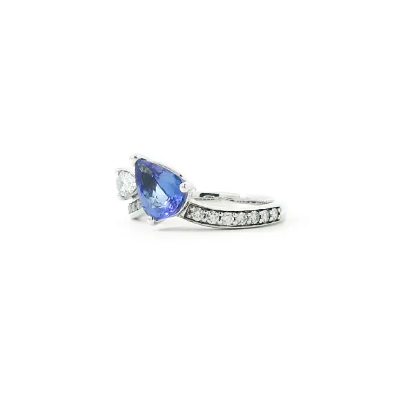 White Gold Ring with Tanzanite and Pear-Shaped Diamond