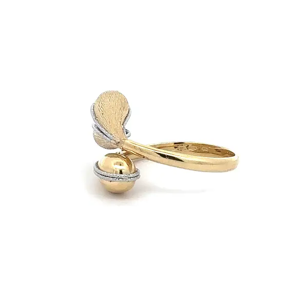 Gold ring with amethyst – organic two-tone design