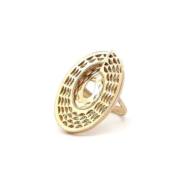 Gold Ring with Filigree Oval Pattern
