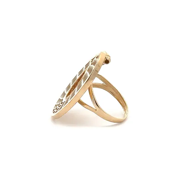 Gold Ring with Filigree Oval Pattern