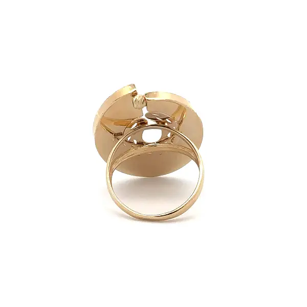 Gold Ring with Filigree Oval Pattern