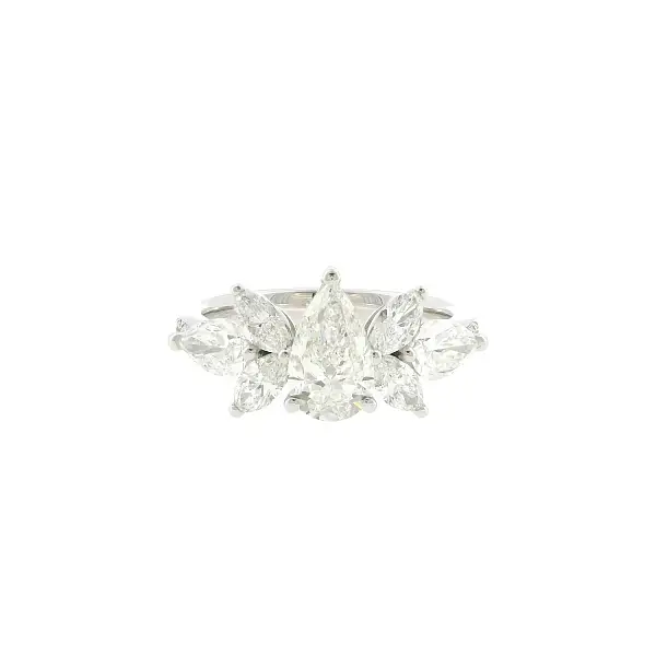 Exclusive diamond ring in the shape of a flower in white gold