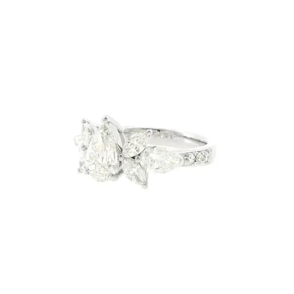 Exclusive diamond ring in the shape of a flower in white gold