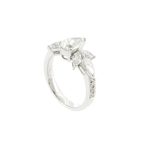 Exclusive diamond ring in the shape of a flower in white gold