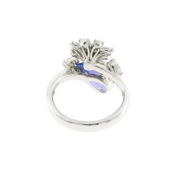 Exclusive ring with natural 4.78 ct tanzanite and diamonds in white gold