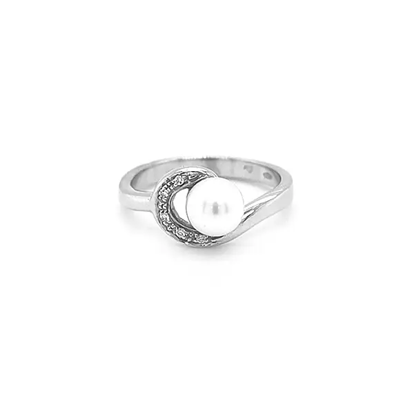 Gold Ring with Natural Pearl and Diamonds