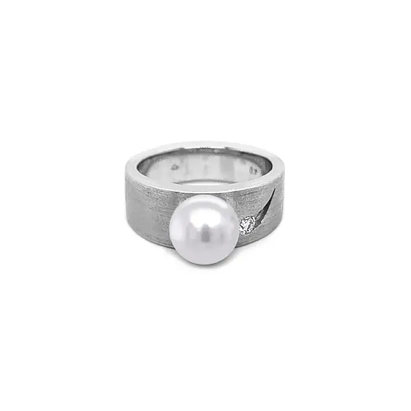 Gold Ring with Natural Pearl and Diamonds