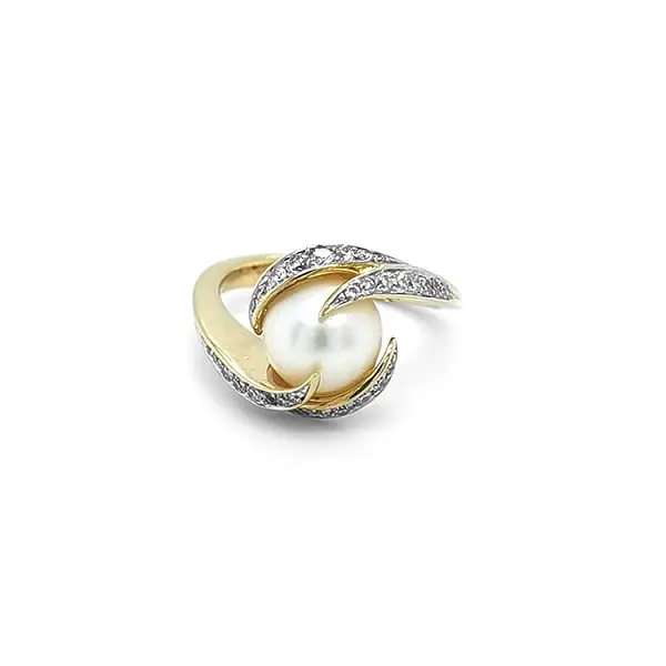 Gold Ring with Natural Pearl and Diamonds