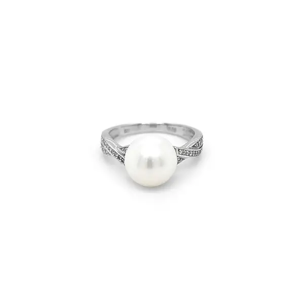 Gold Ring with Pearl and Diamonds