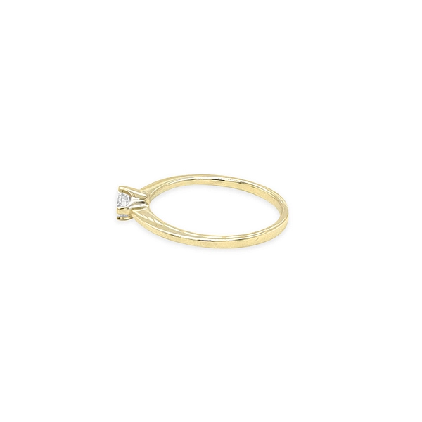 Gold engagement ring with diamond