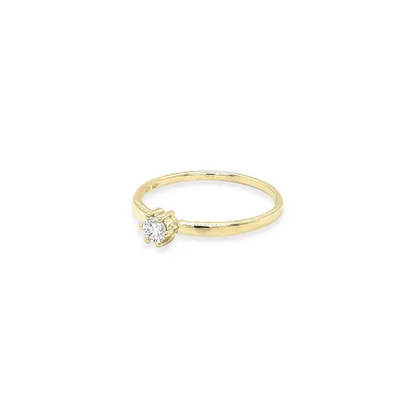 Gold engagement ring with diamond