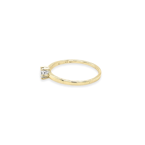 Gold engagement ring with diamond