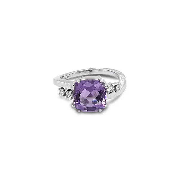 Gold Ring with Amethyst and Diamonds