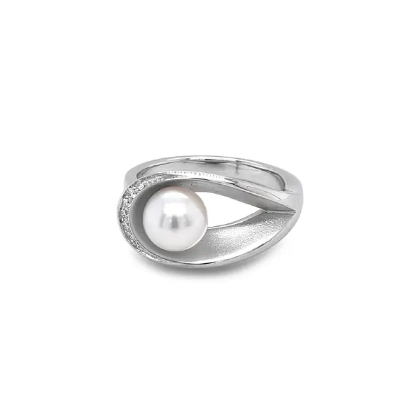 Gold Ring Natural Pearl and Diamonds