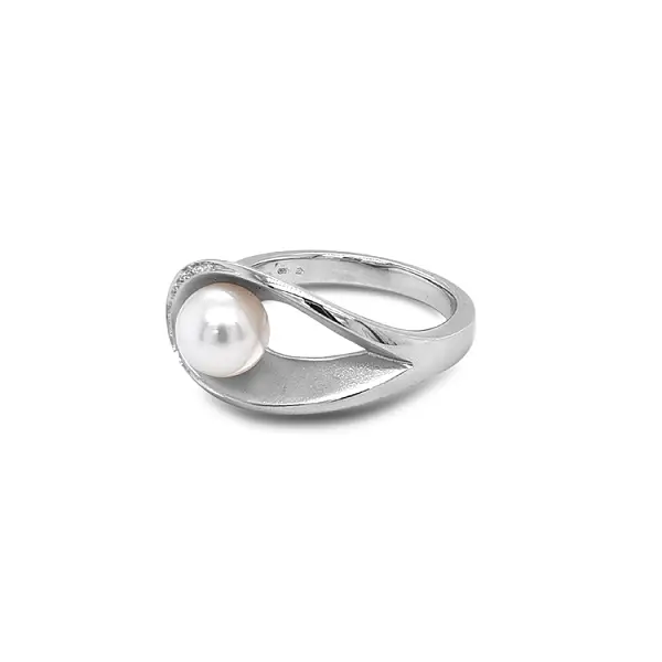 Gold Ring Natural Pearl and Diamonds