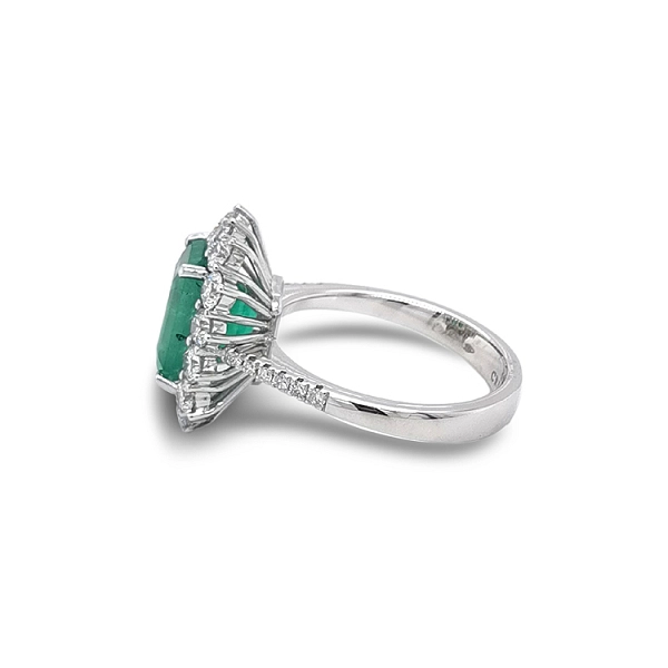 Gold Ring with Emerald and Diamonds