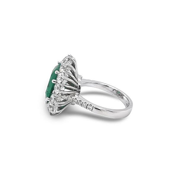 Gold Ring with Emerald and Diamonds