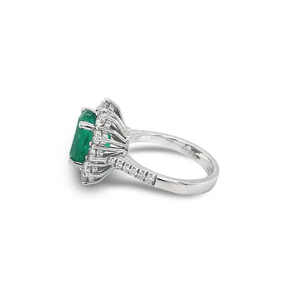 Gold Ring with Emerald and Diamonds