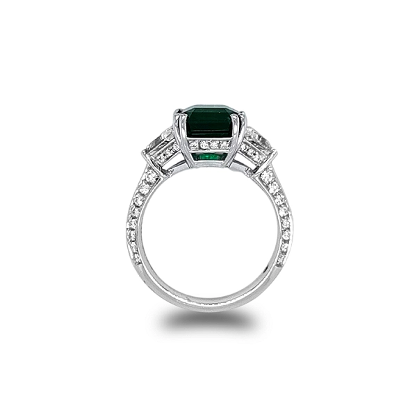 Gold Ring with Emerald and Diamonds