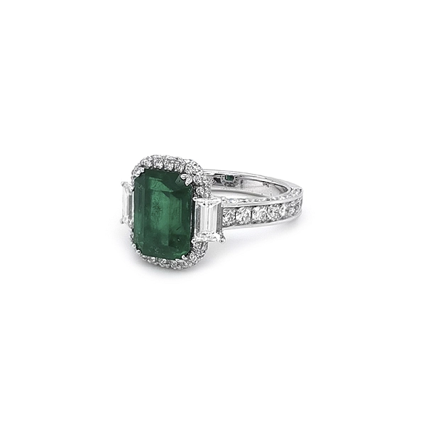 Gold Ring with Emerald and Diamonds