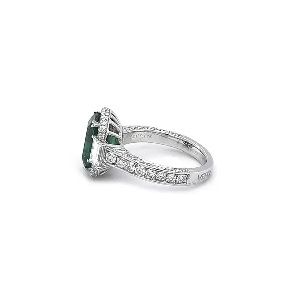 Gold Ring with Emerald and Diamonds