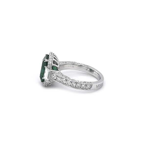 Gold Ring with Emerald and Diamonds
