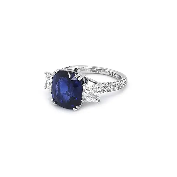 Gold Ring with Sapphire and Diamonds