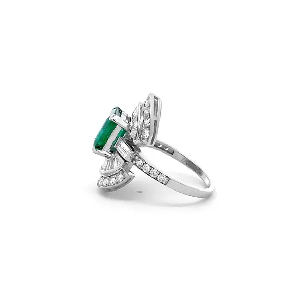 Gold Ring with Emerald and Diamonds