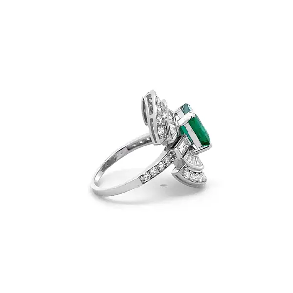 Gold Ring with Emerald and Diamonds