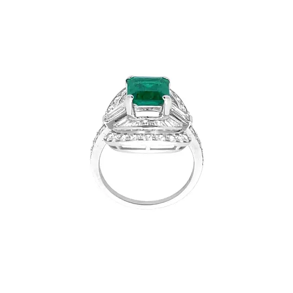 Gold Ring with Emerald and Diamonds