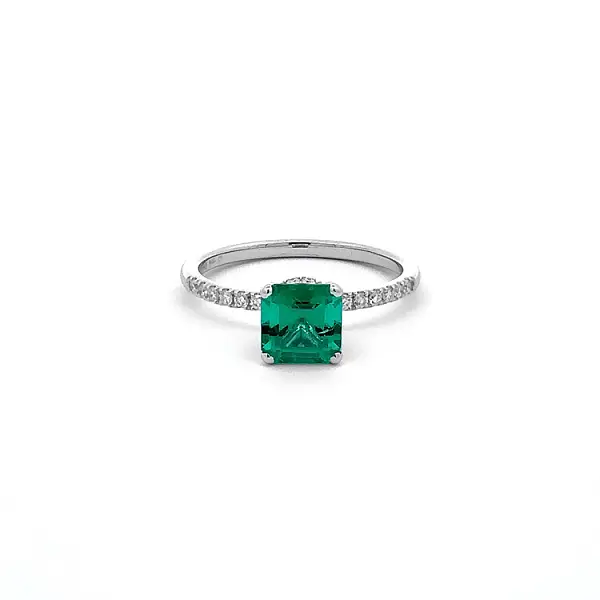 Gold Ring with Emerald and Diamonds